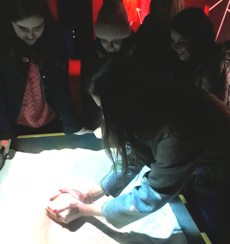 Студентка  працює на експонаті «Інтерактивна карта»